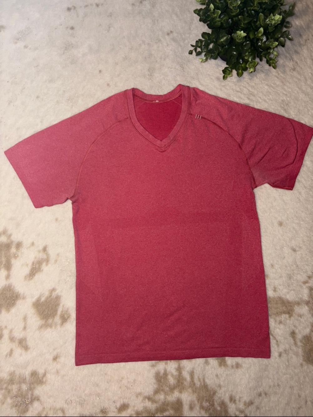 lululemon athletica Men's Short Sleeve V-Neck Tee - Deep Red